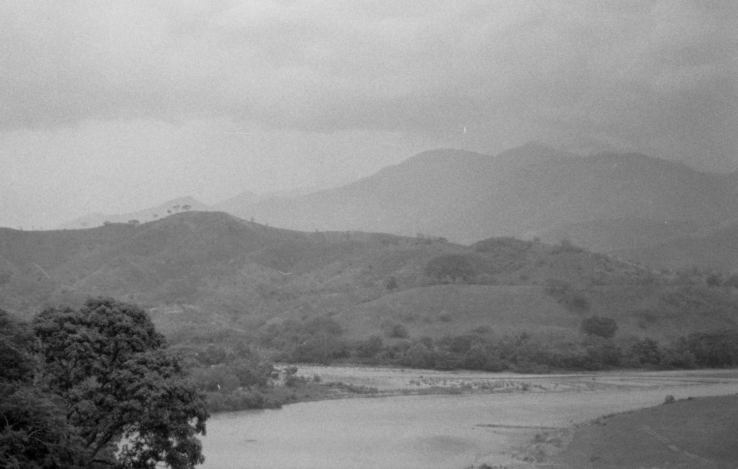 Panoramica de rio Motagua con Ilford HP5 Plus 400