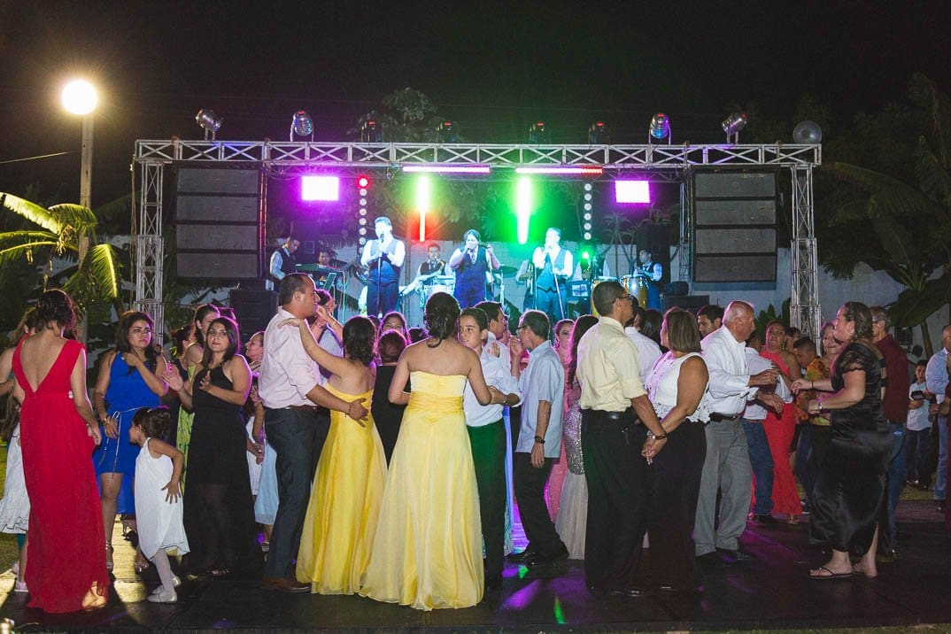 Comenzó la fiesta por FM de Zacapa en boda de Itzell y Pichi